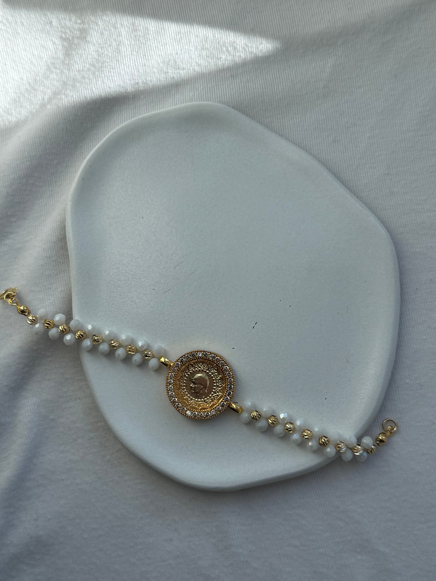 Perlenarmband mit Weißen Kristallperlen und Dorika Perlen + Rahmen Anhänger - 2090