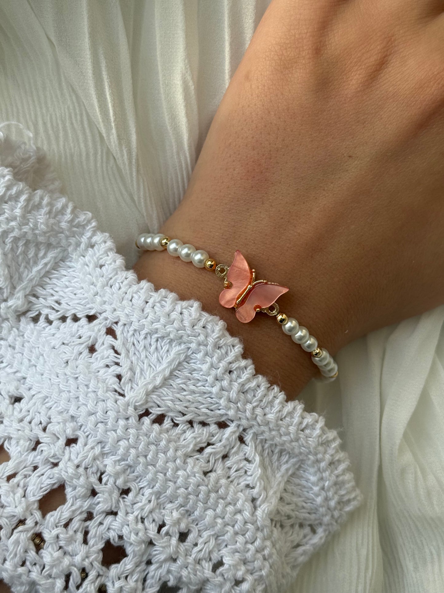 Perlenarmband mit Weißen Glasperlen,Goldenen Perlen + Schmetterling Anhänger - 111223