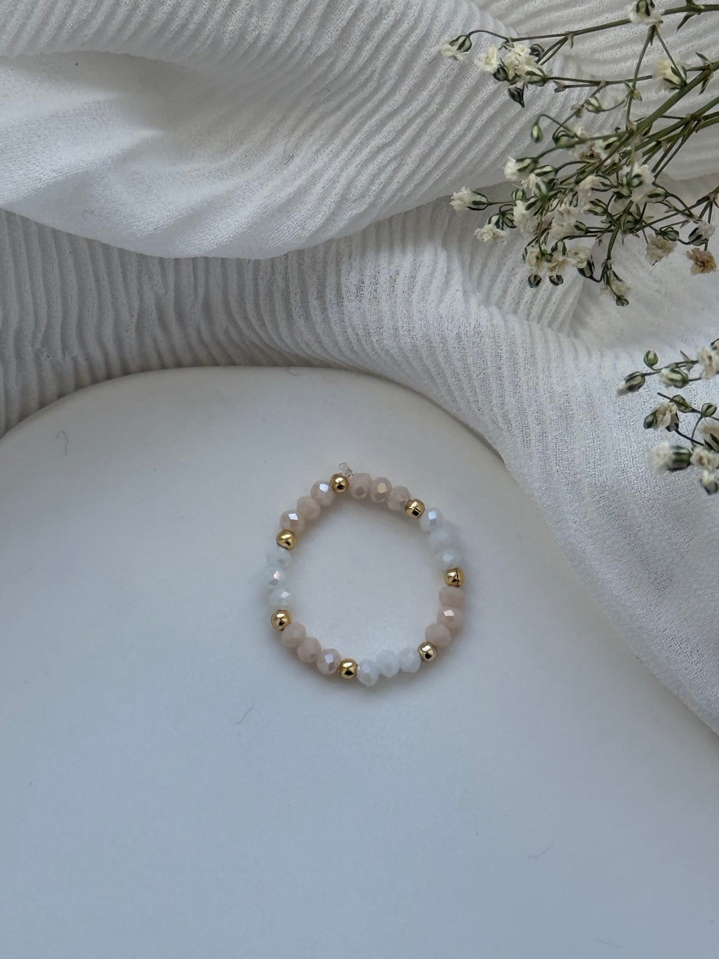 Perlenring mit Weißen, Beigen Kristallperlen und Goldenen Perlen  - 2141