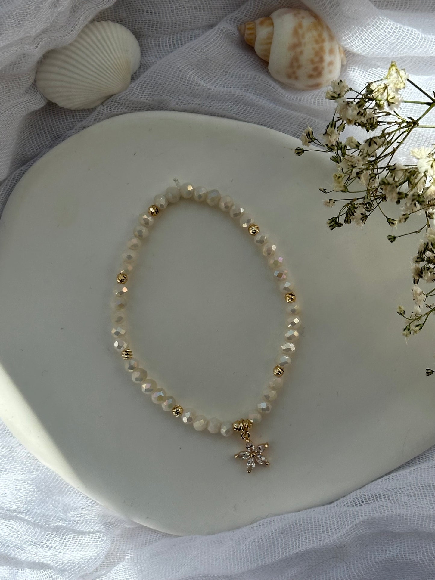 Perlenarmband mit Beigen Kristallperlen und goldenen Perlen  + Blumen Anhänger - 10820