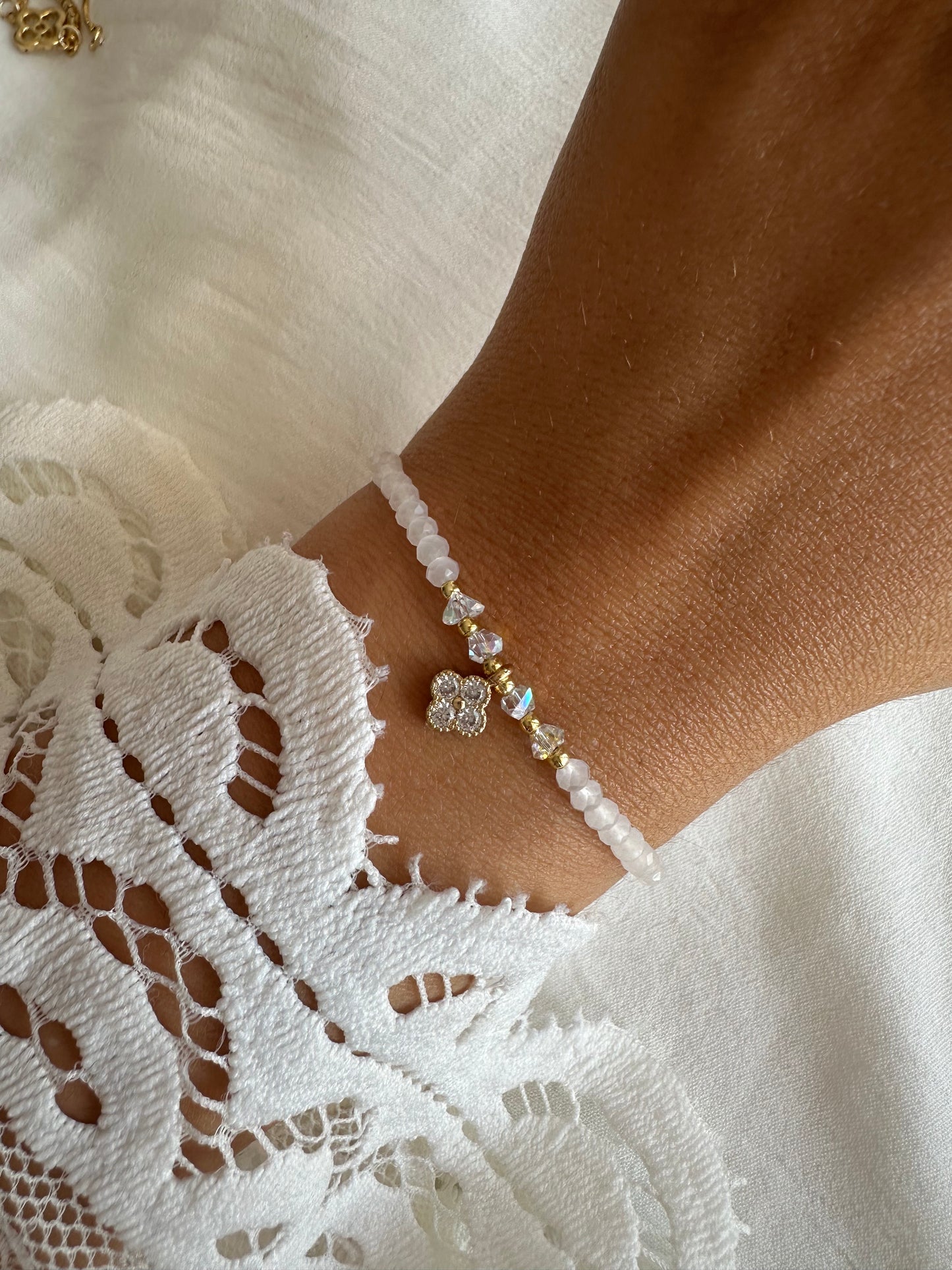 Perlenarmband mit Weißen Kristallperlen und Kleeblatt Anhänger - 10464