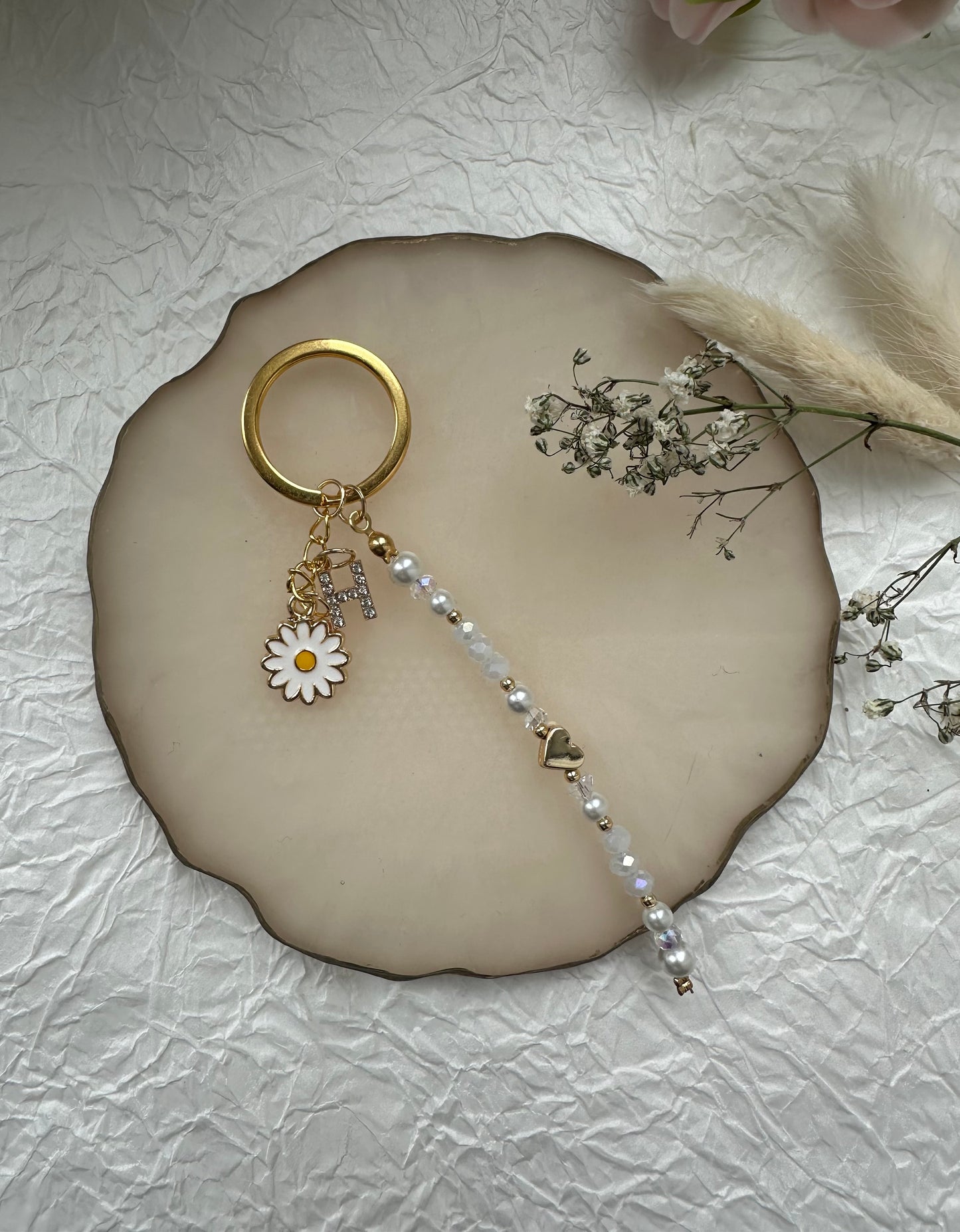 Personalisierter Schlüsselanhänger mit Weißen und Golden Perlen und Herz und Gänseblümchen Anhänger - 10047