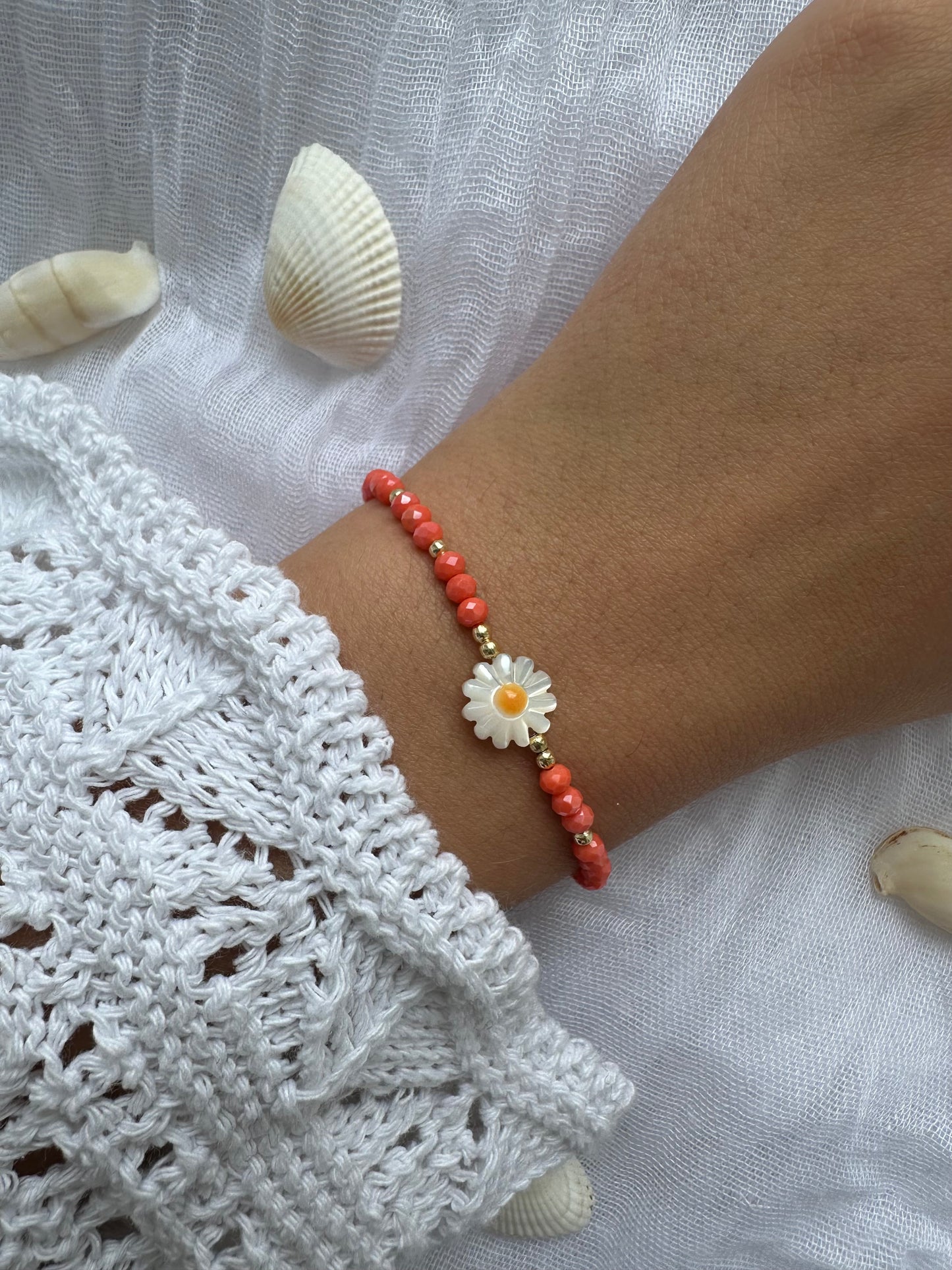Perlenarmband mit Kristallperlen und Gänseblümchen Anhänger - 10259