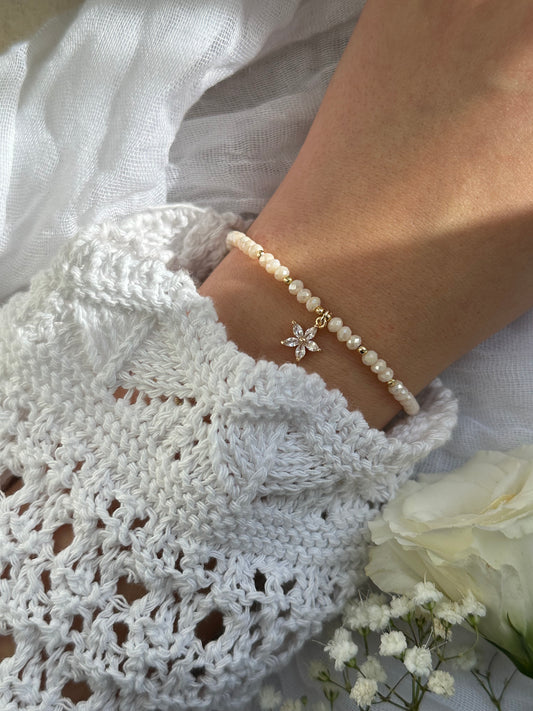 Perlenarmband mit Beigen Kristallperlen und Blumen Anhänger - 10567