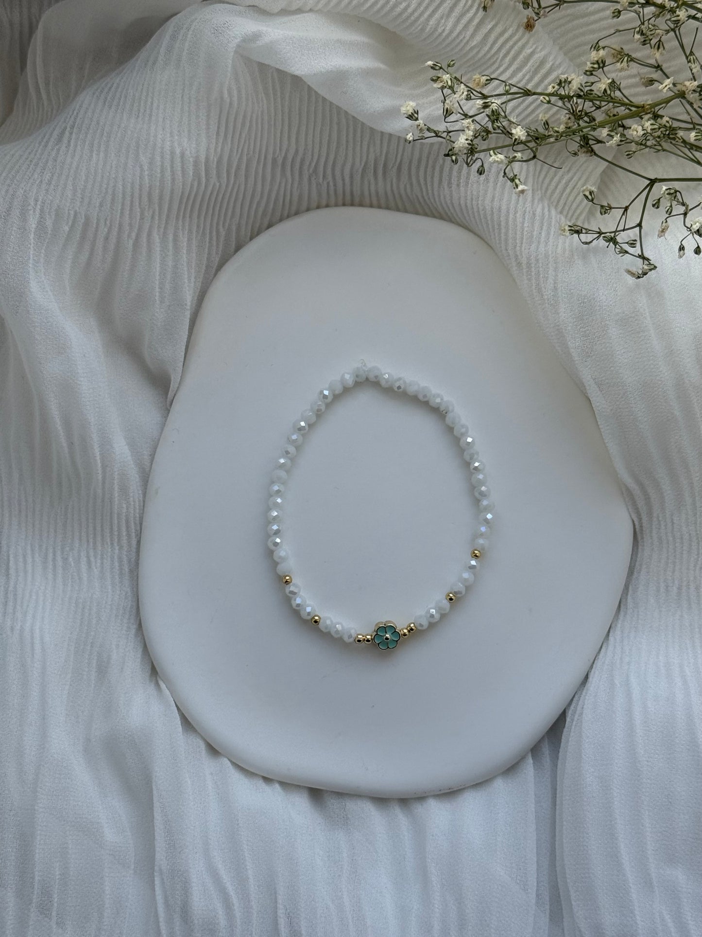 Perlenarmband mit Weißen Kristallperlen, Goldenen Perlen + Blumen Anhänger - 2104