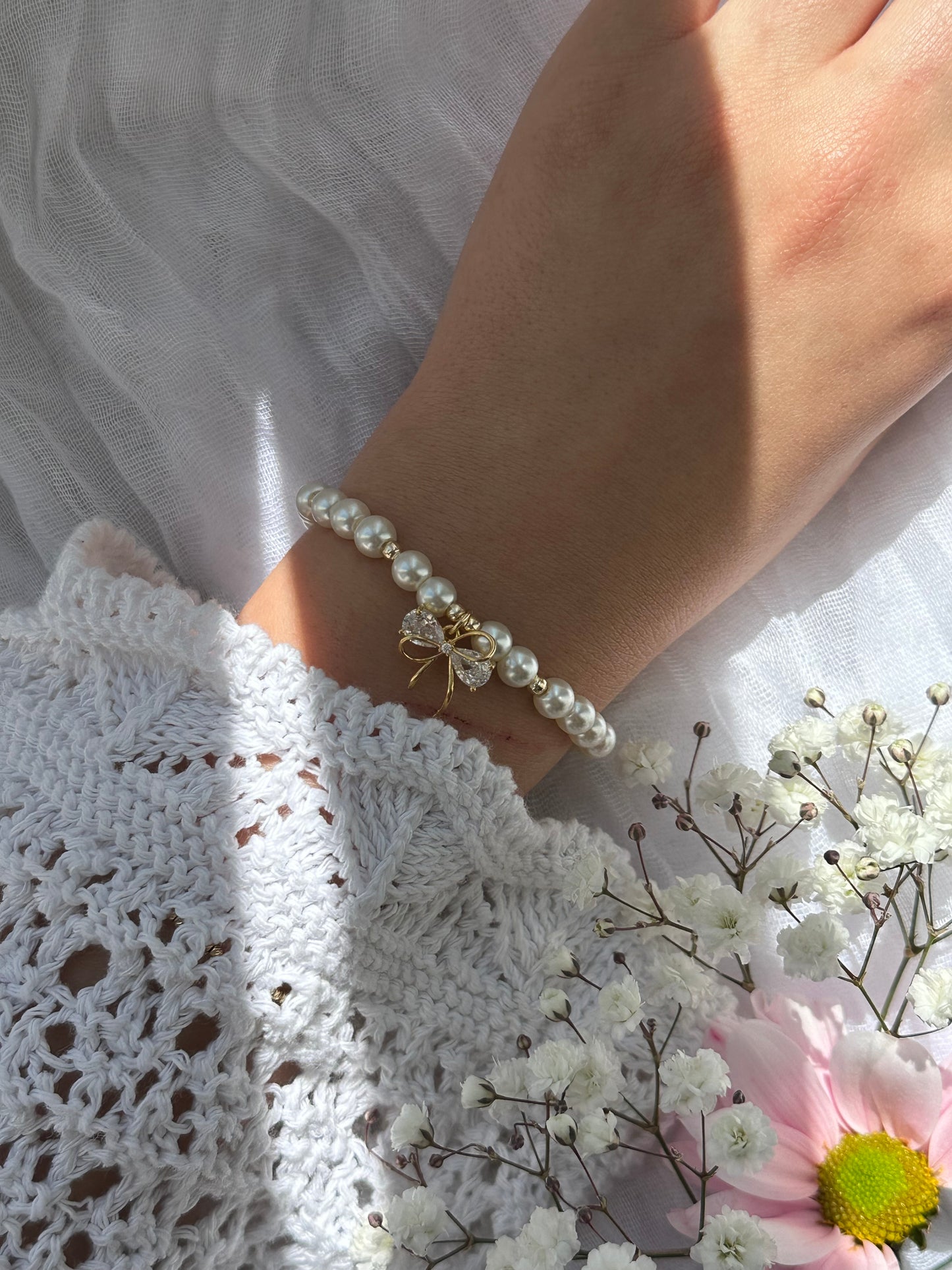 Perlenarmband mit Beigen Glasperlen und goldenen Details + Schleifen Anhänger - 10726