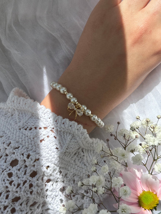 Perlenarmband mit Beigen Glasperlen und goldenen Details + Schleifen Anhänger - 10726