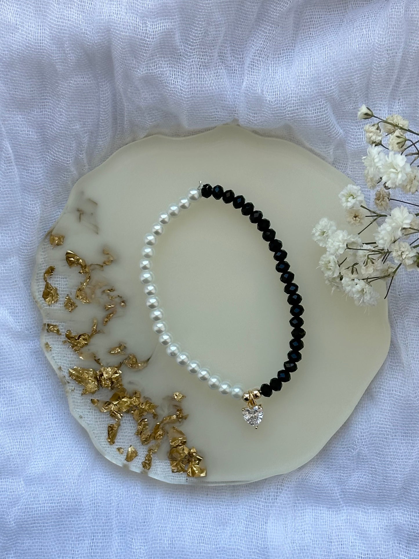 Half & Half Perlenarmband mit Schwarzen Kristallperlen und Weißen Glasperlen + Herz Anhänger - 10502