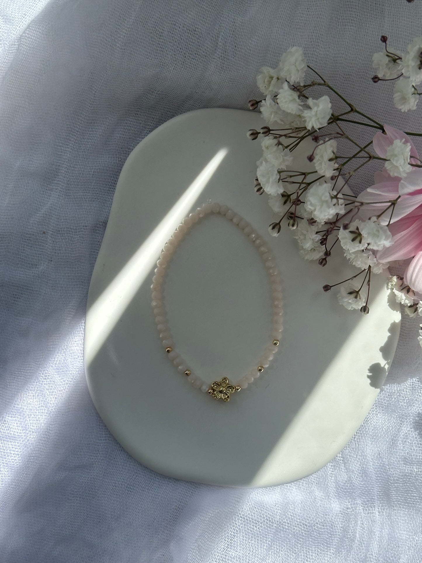 Perlenarmband mit Beigen Kristallperlen und goldenen Details + Blumen Anhänger - 10728