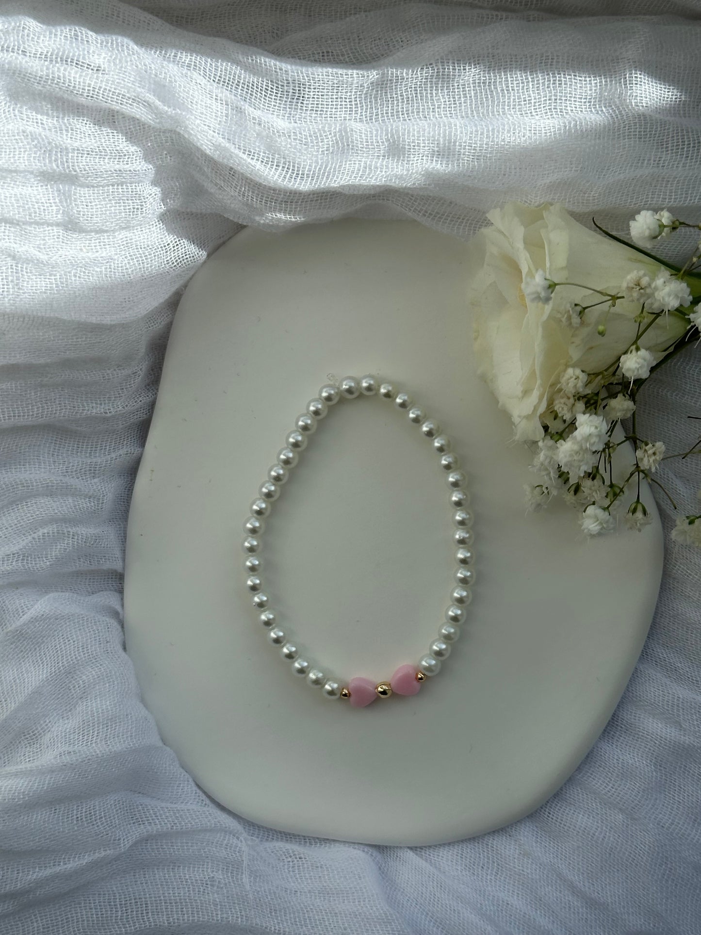 Perlenarmband mit Weißen Perlen und einer Rosa Schleife - 10538