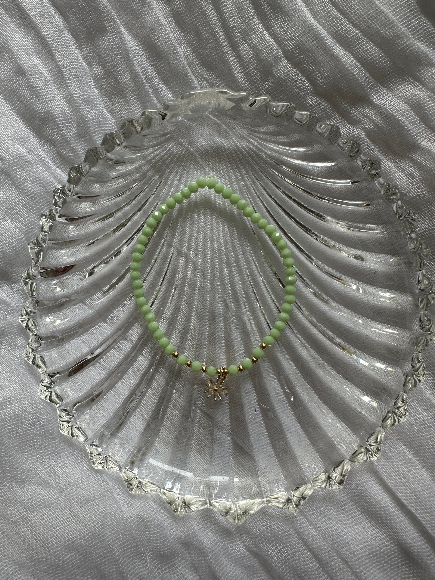 Grünes Perlenarmband mit Blumen Anhänger - 10272