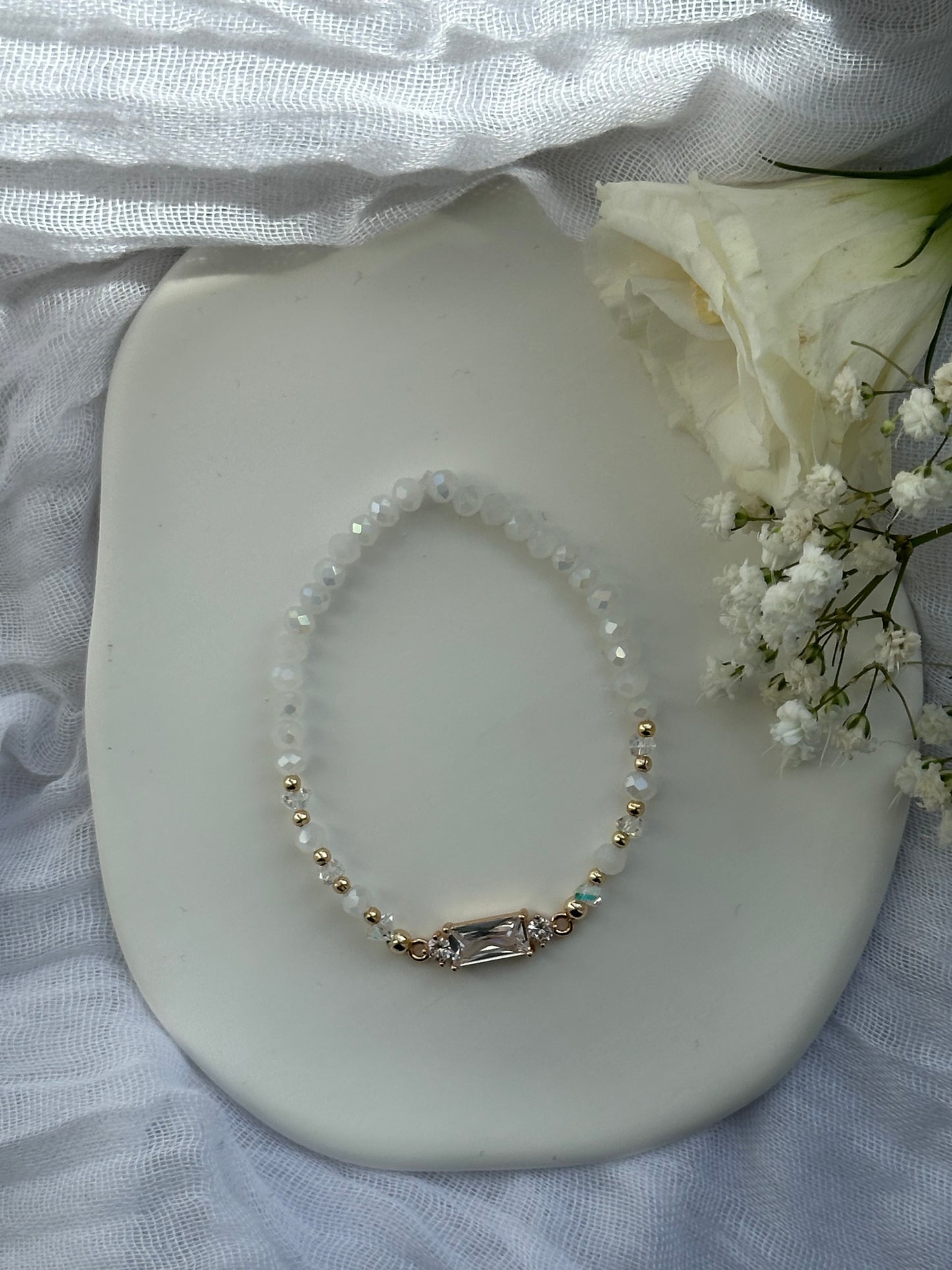 Perlenarmband mit Weißen Kristallperlen und Zirkonia Anhänger - 10560