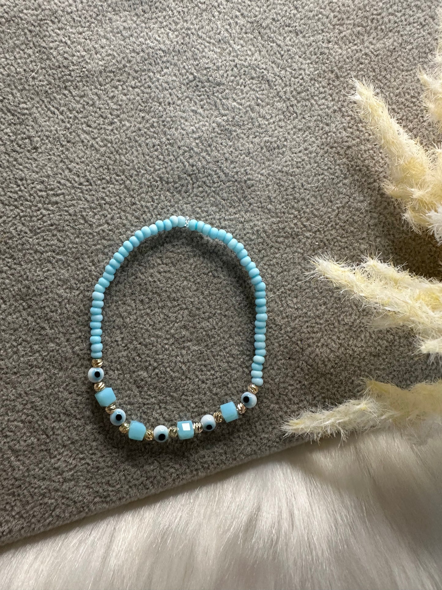 Perlenarmband mit blauen Perlen und kleinen Nazar Perlen - 10306