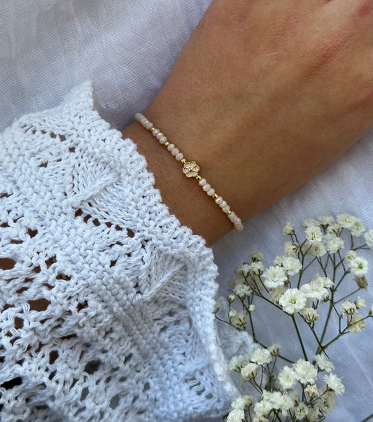 Perlenarmband mit Beigen Kristallperlen und Blumen Anhänger - 10496