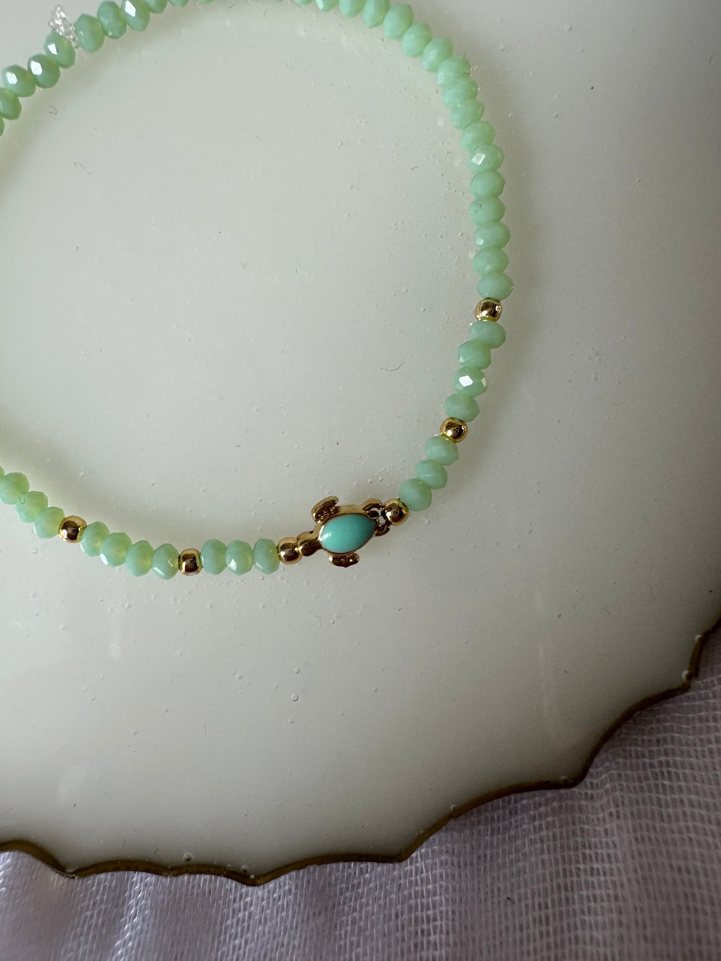 Perlenarmband mit Grünen Kristallperlen und Schildkröten Anhänger - 10377