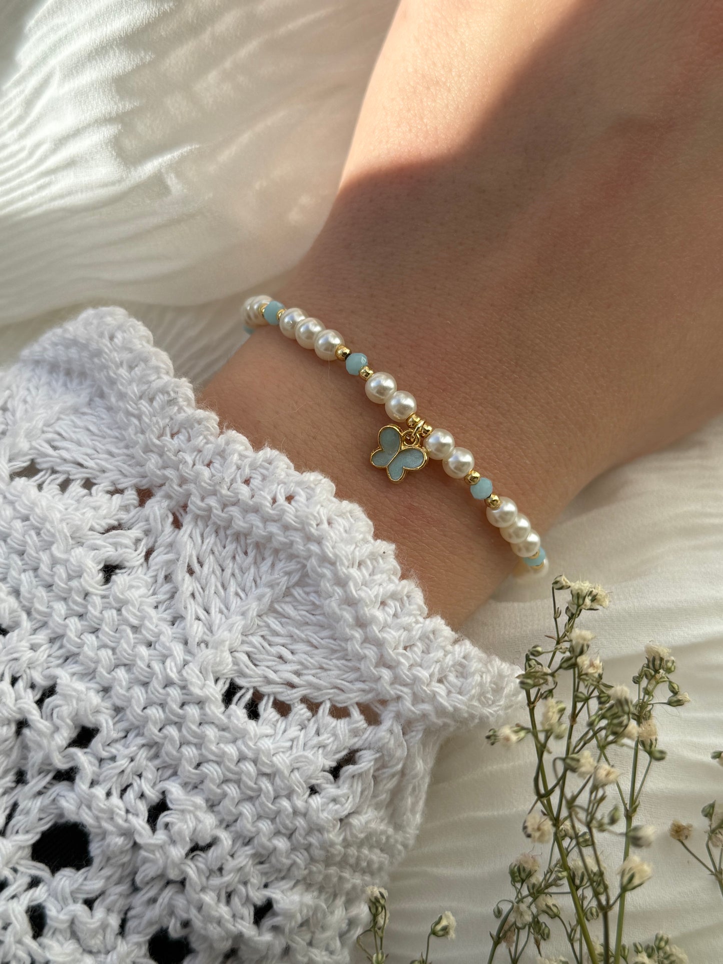 Perlenarmband mit Weißen Perlen, Blauen Kristallperlen + Goldenen Perlen + Schmetterling Anhänger - 2125