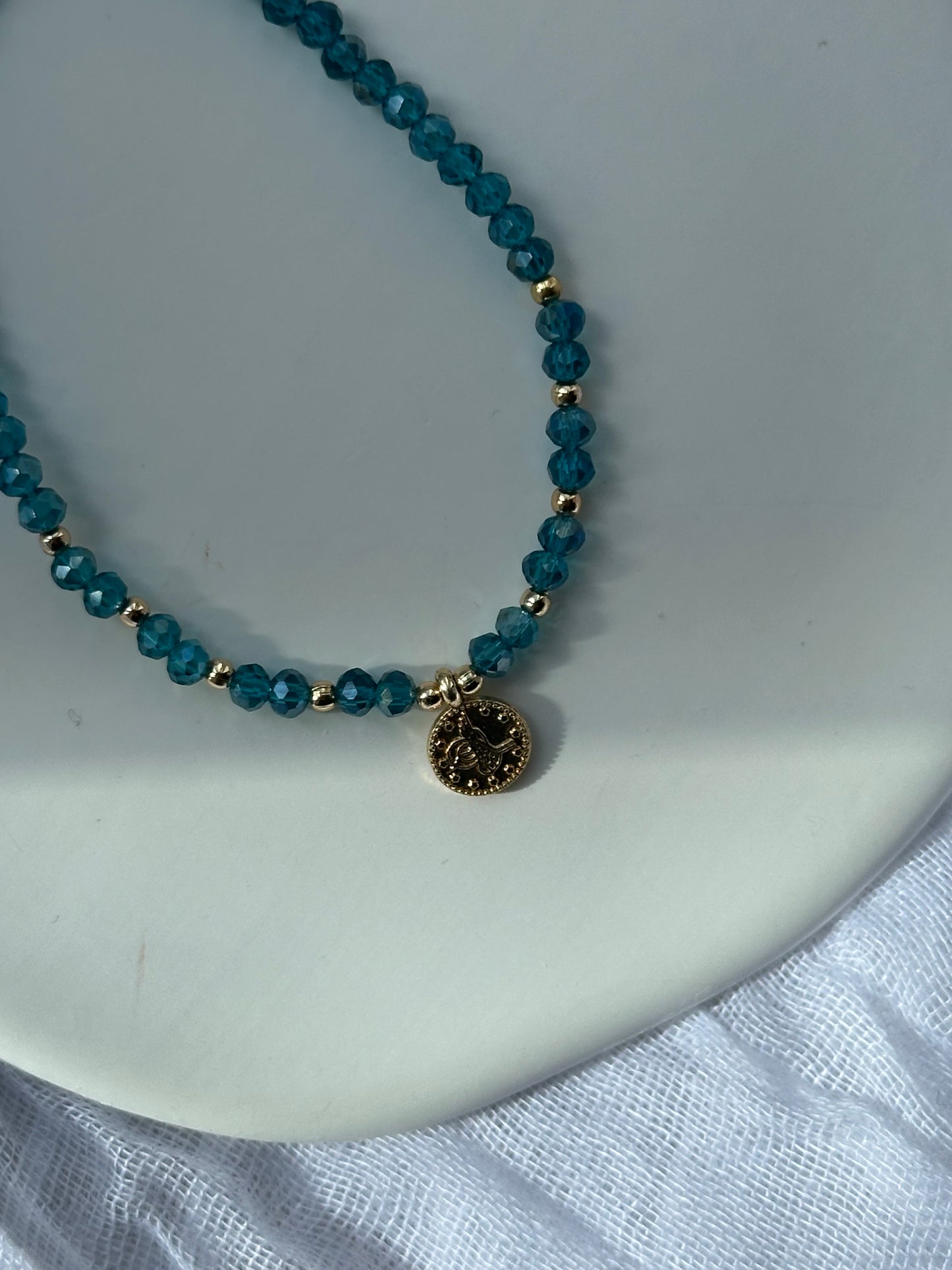 Perlenarmband mit Blauen/Türkisen Kristallperlen + Goldenen Taler Anhänger - 10684