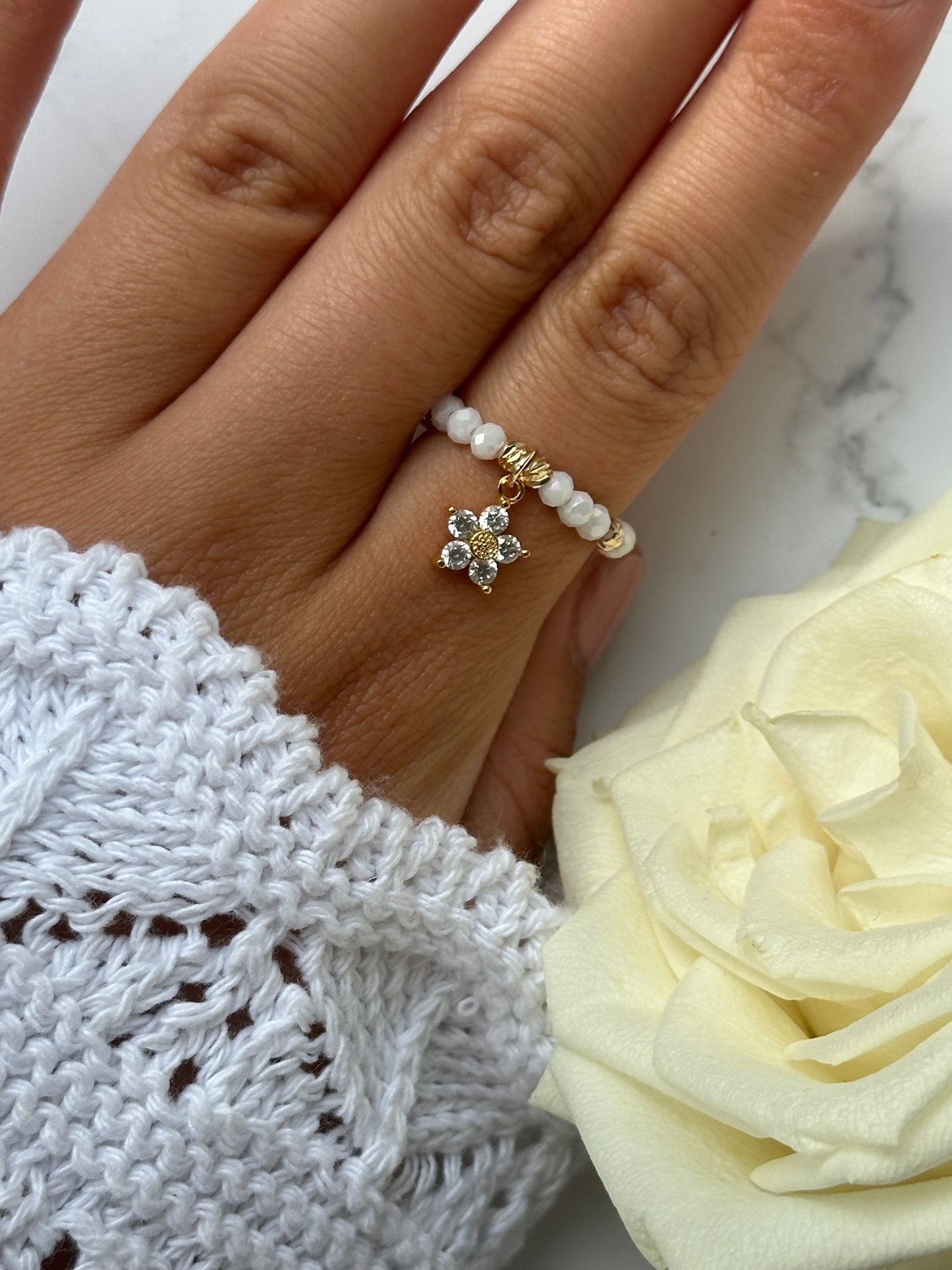Perlenring mit Weißen Kristallperlen und goldenen Details + Blumen Anhänger - 10911