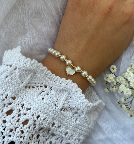 Perlenarmband mit Weißen / Beigen Glasperlen und Herz Anhänger - 10504
