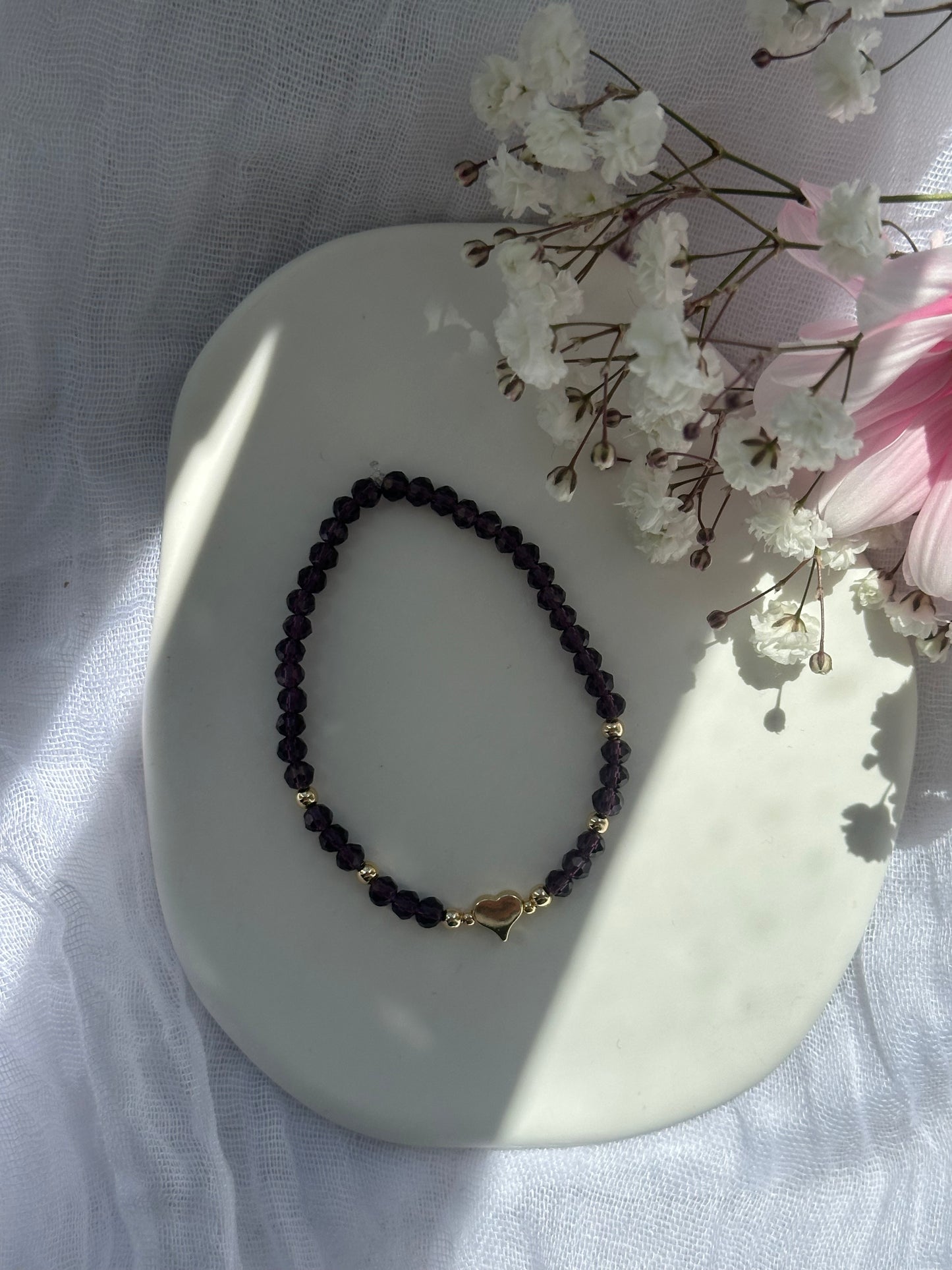 Perlenarmband mit Lila Kristallperlen und goldenen Details + Herz Anhänger - 10751