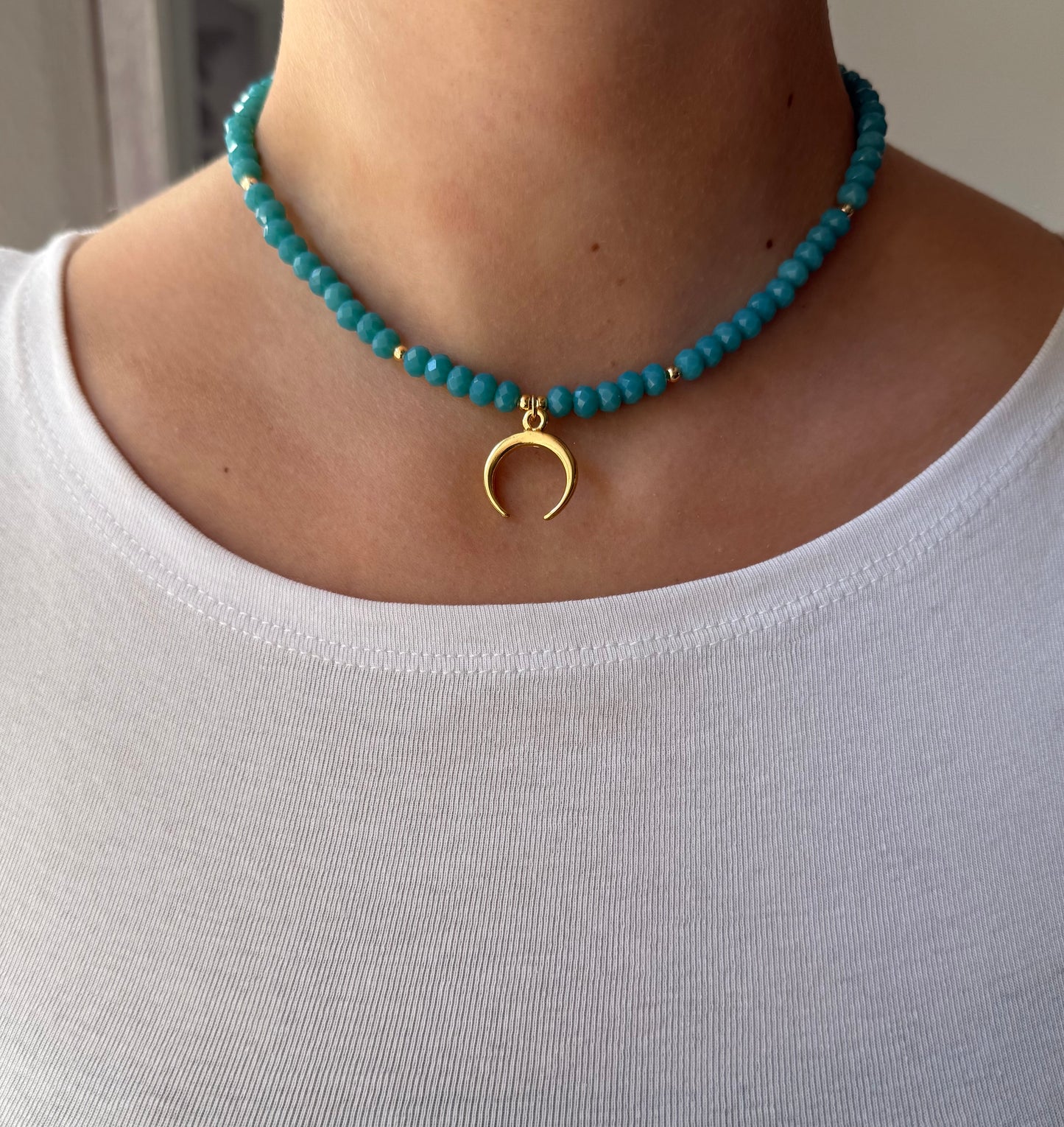 Perlenkette mit Türkisen Kristallperlen und Goldenen Perlen + Mond Anhänger - 11005