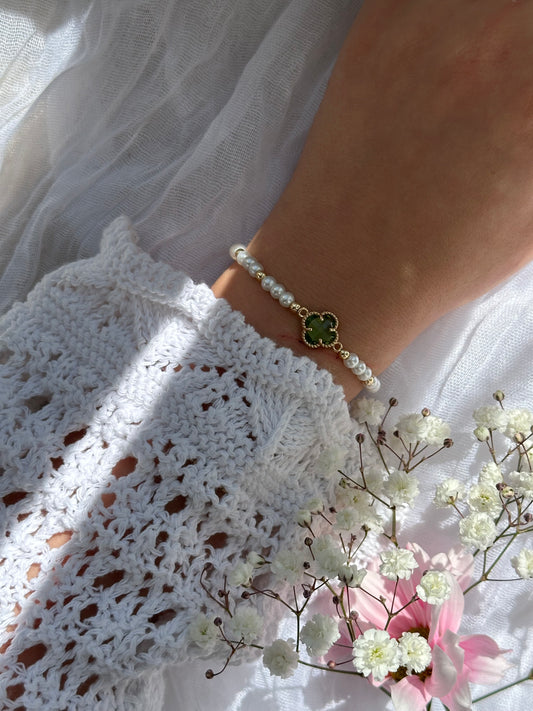 Perlenarmband mit Weißen Glasperlen und goldenen Details + Kleeblatt Anhänger - 10722