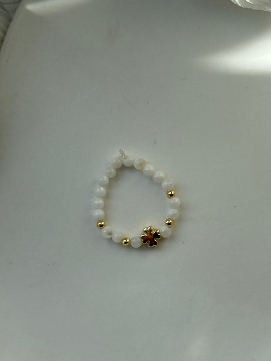 Perlenring mit Weißen Perlen, Goldenen Details + Kleeblatt Anhänger - 111197