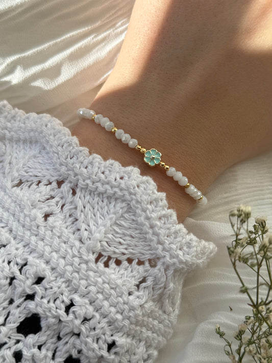 Perlenarmband mit Weißen Kristallperlen, Goldenen Perlen + Blumen Anhänger - 2104