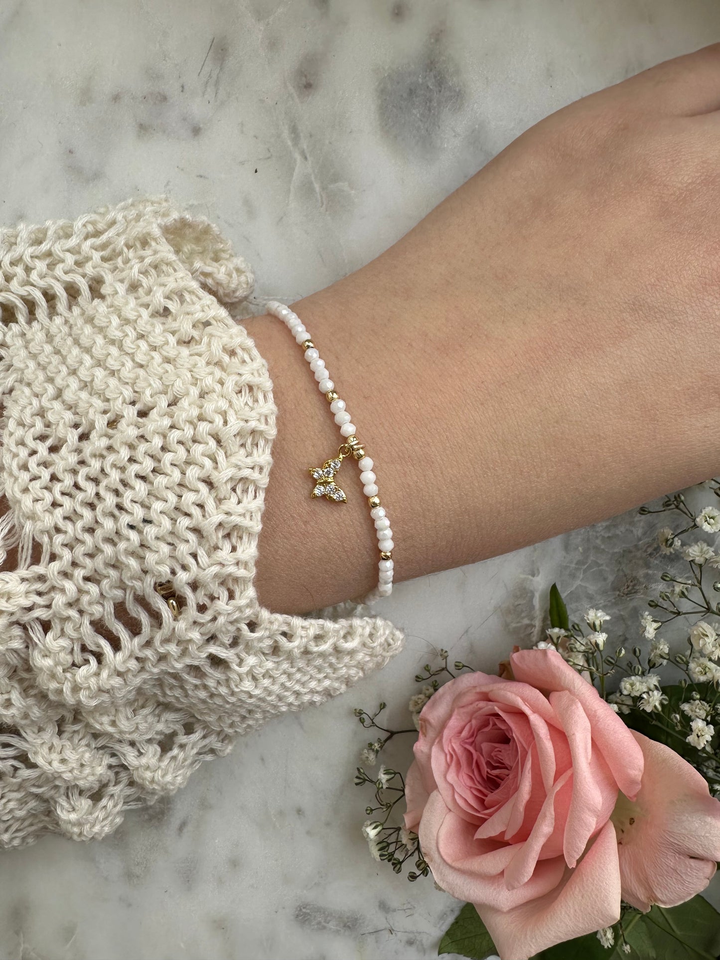 Perlenarmband mit weißen Kristallperlen und Schmetterling Anhänger - 10452