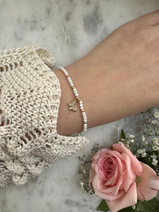 Perlenarmband mit weißen Kristallperlen und Schmetterling Anhänger - 10452