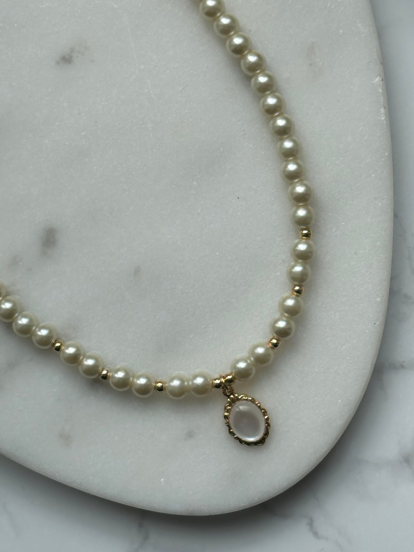 Perlenkette mit Weißen / Beigen Galsperlen und Goldenen Perlen + Stein Anhänger - 10953
