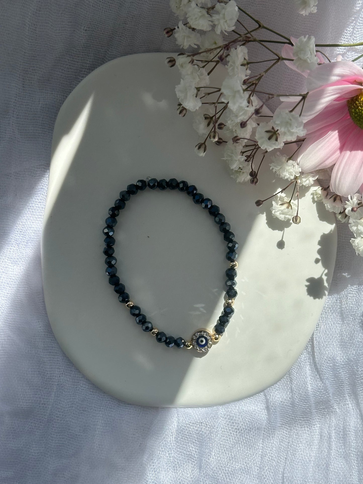 Perlenarmband mit Dunkelblauen Kristallperlen und goldenen Details + Zirkonia Nazar Anhänger - 10749