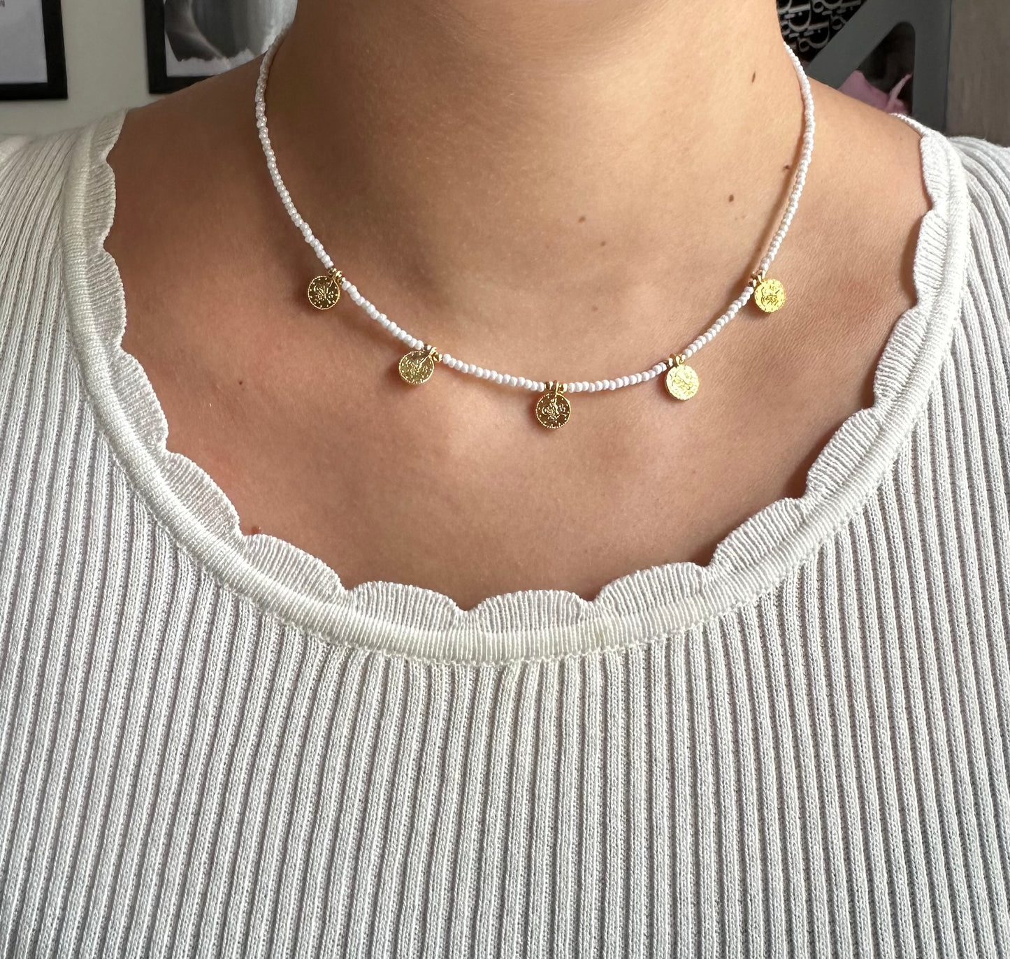 Perlenkette mit Weißen Perlen und goldenen Taler Anhängern - 10162