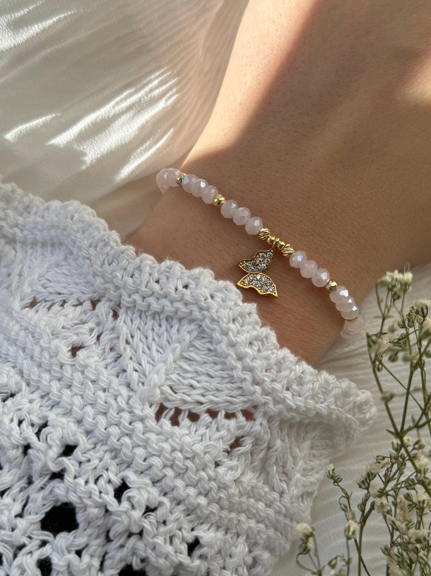 Perlenarmband mit Rosa farbenen Kristallperlen, Goldenen Perlen + Schmetterling Anhänger - 2118