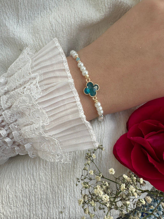 Perlenarmband Weiß mit Hellblauen Kristallperlen und Kleeblatt Anhänger - 10460