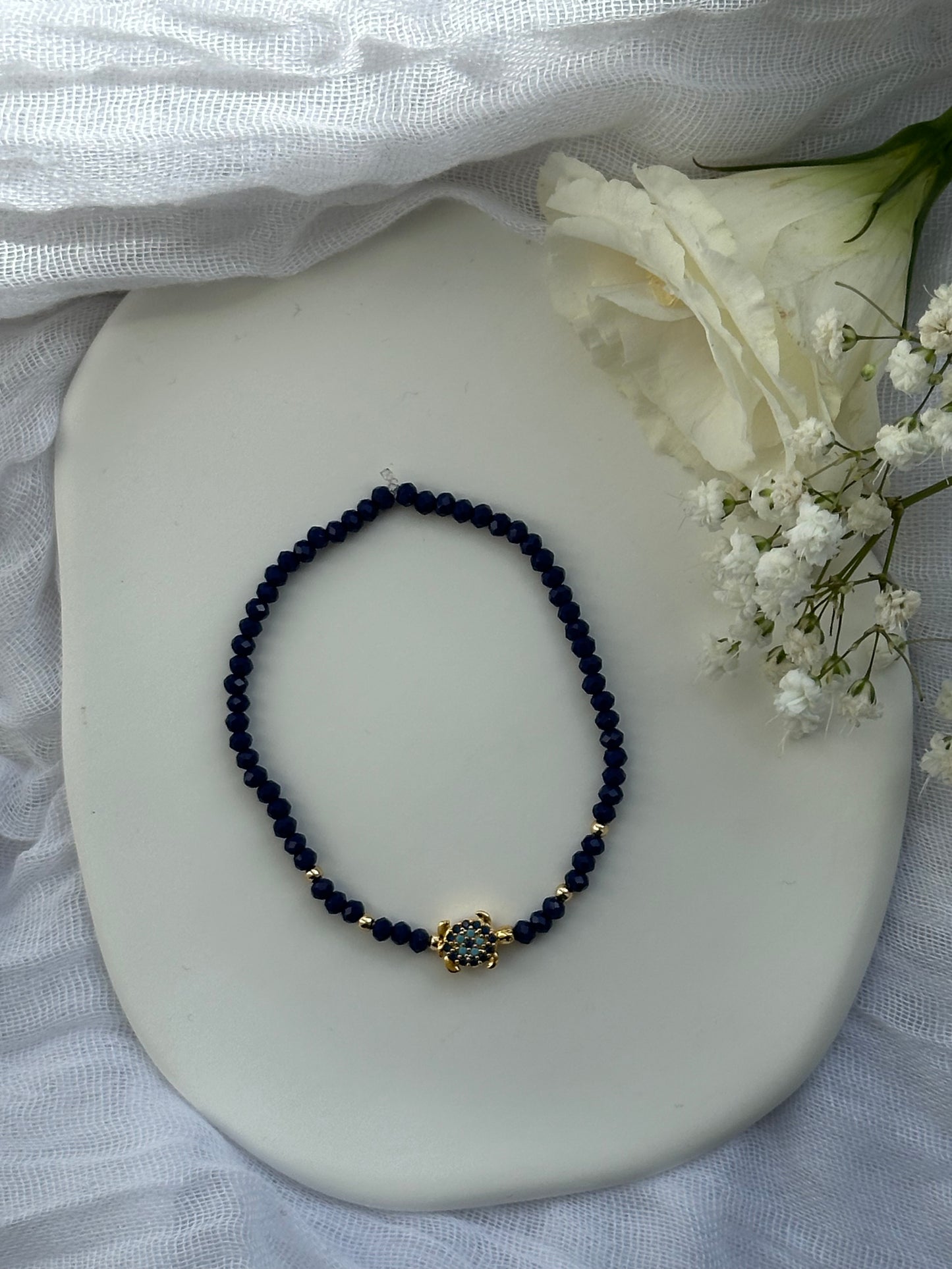 Perlenarmband mit Dunkelblauen Kristallperlen und Schildkröten Anhänger - 10556