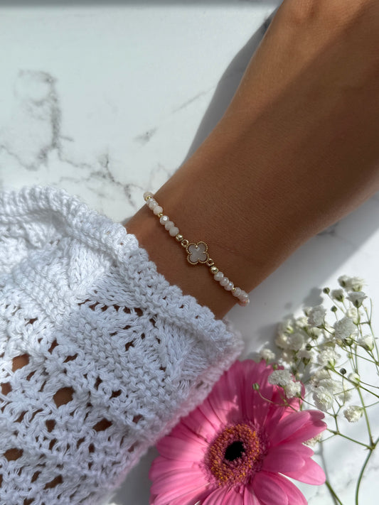Perlenarmband mit Beigen Kristallperlen, Goldenen Perlen + Kleeblatt Anhänger - 10936