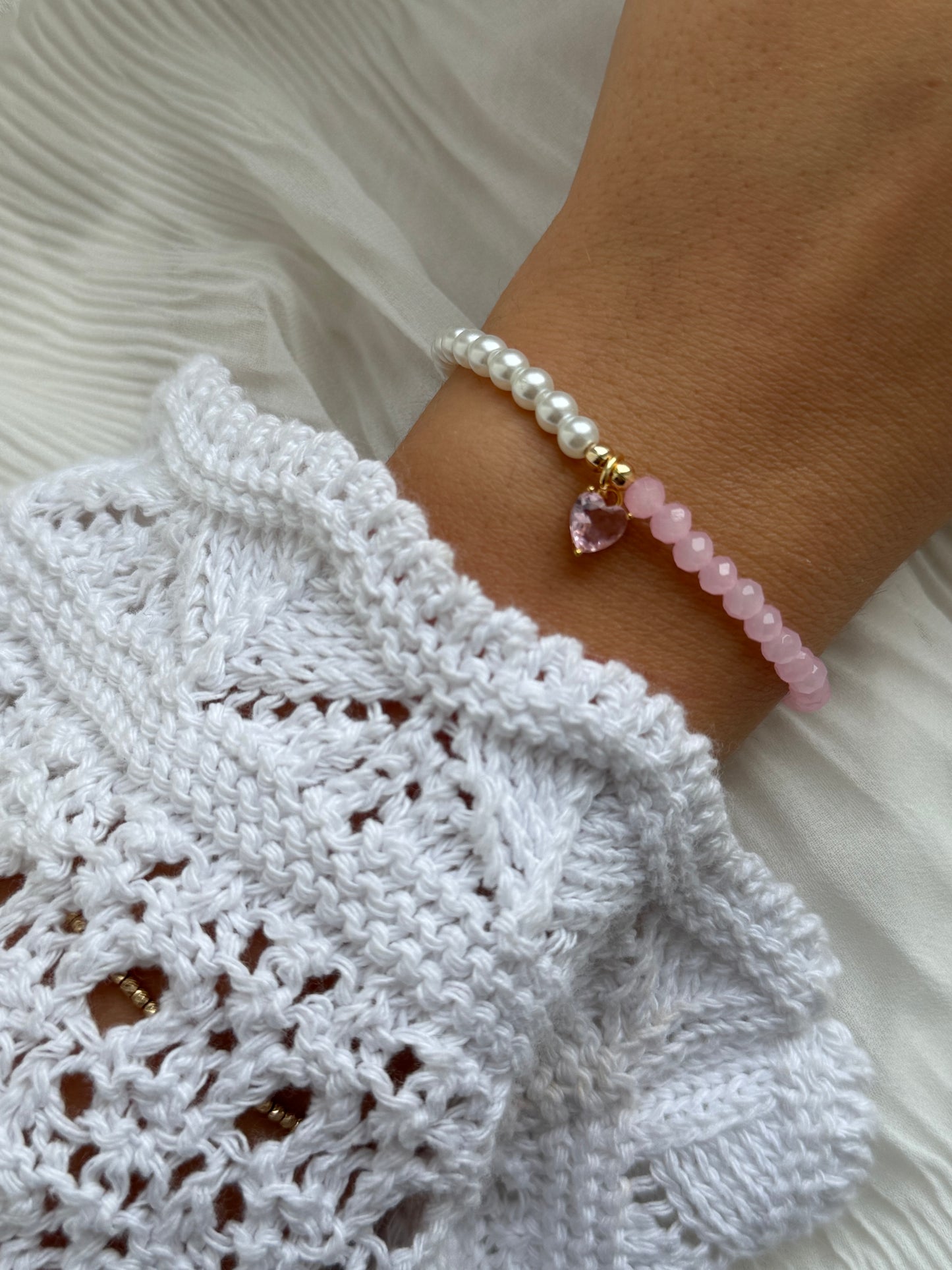 Half & Half Perlenarmband mit Rosa Kristallperlen und Weißen Perlen + Goldenen Details + Herz Anhänger - 111194