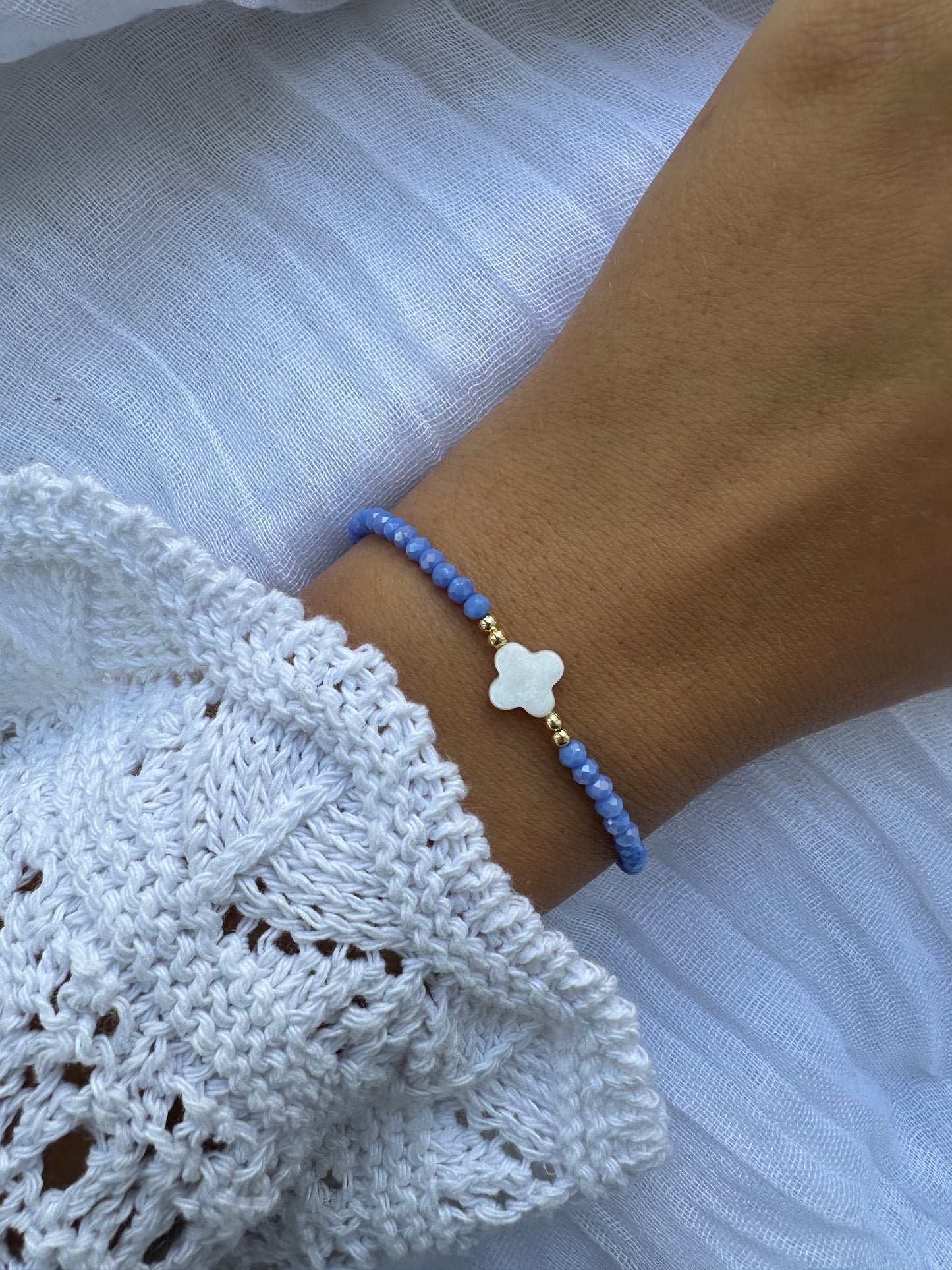 Blaues Perlenarmband mit Perlmutt Kleeblatt - 10270