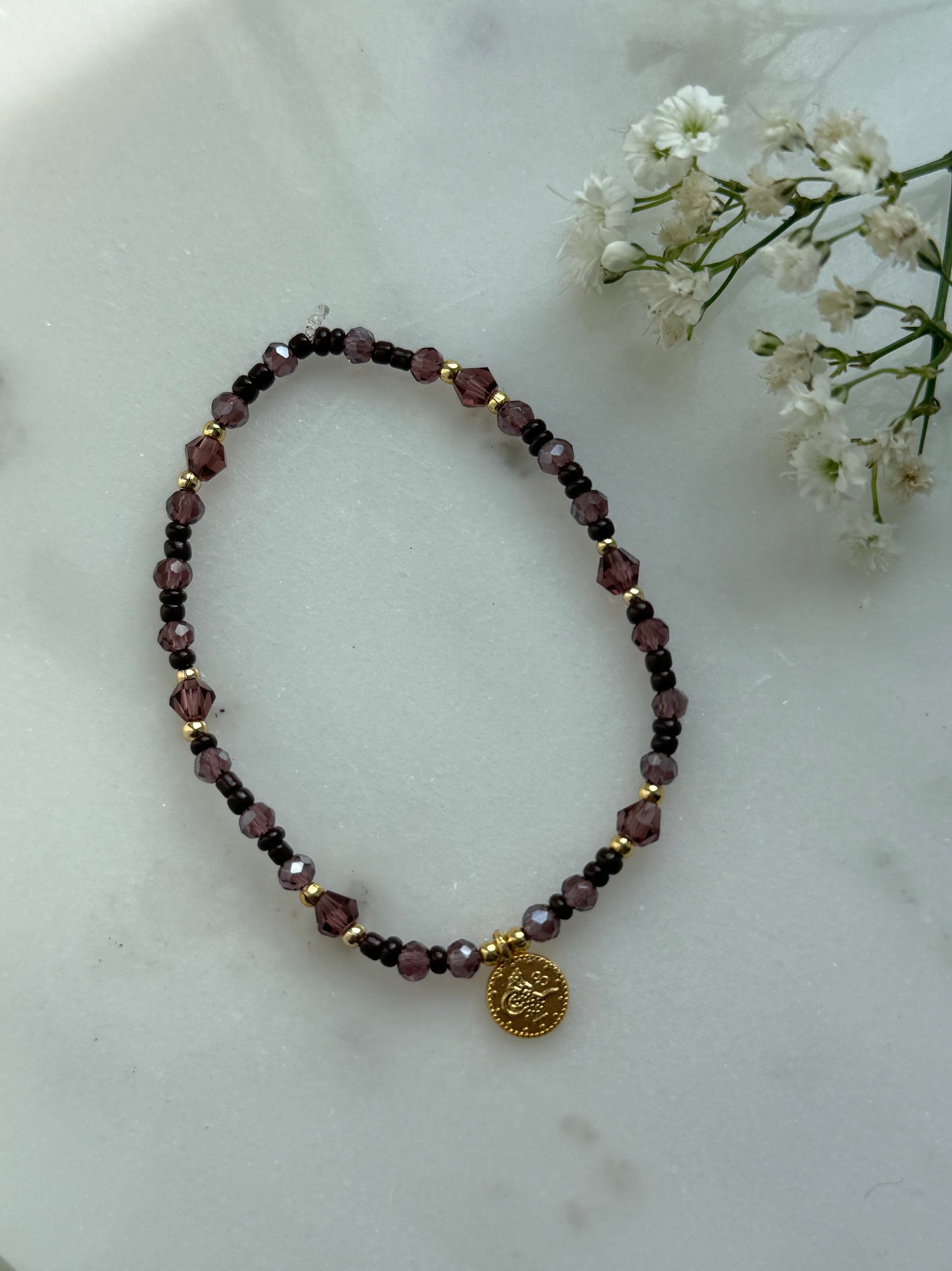 Perlenarmband mit Braunen Glasperlen und Kristallperlen, Goldenen Perlen + Goldene Taler Anhänger - 10975