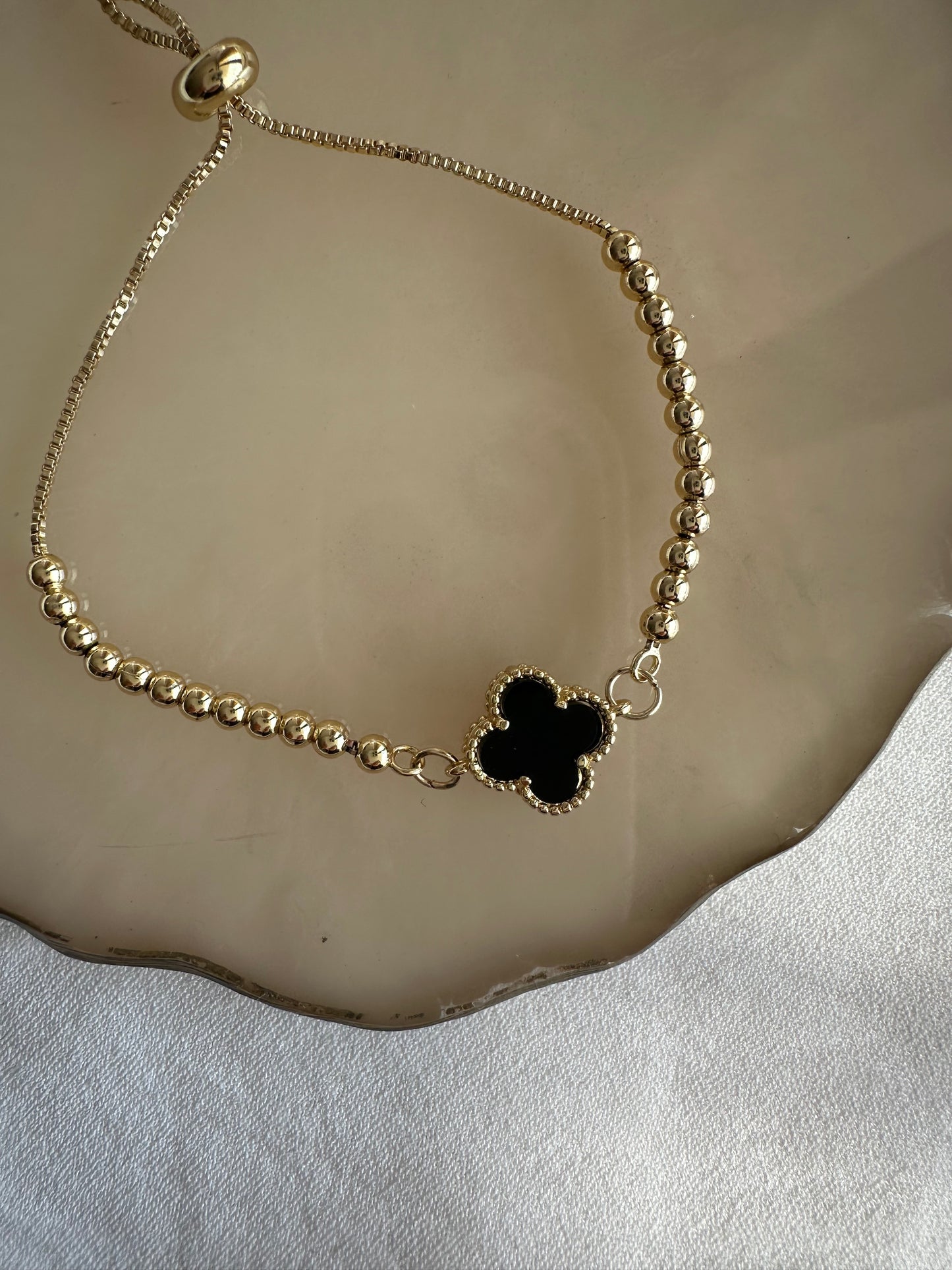 Goldenes Armband mit Schwarzem Kleeblatt verstellbar