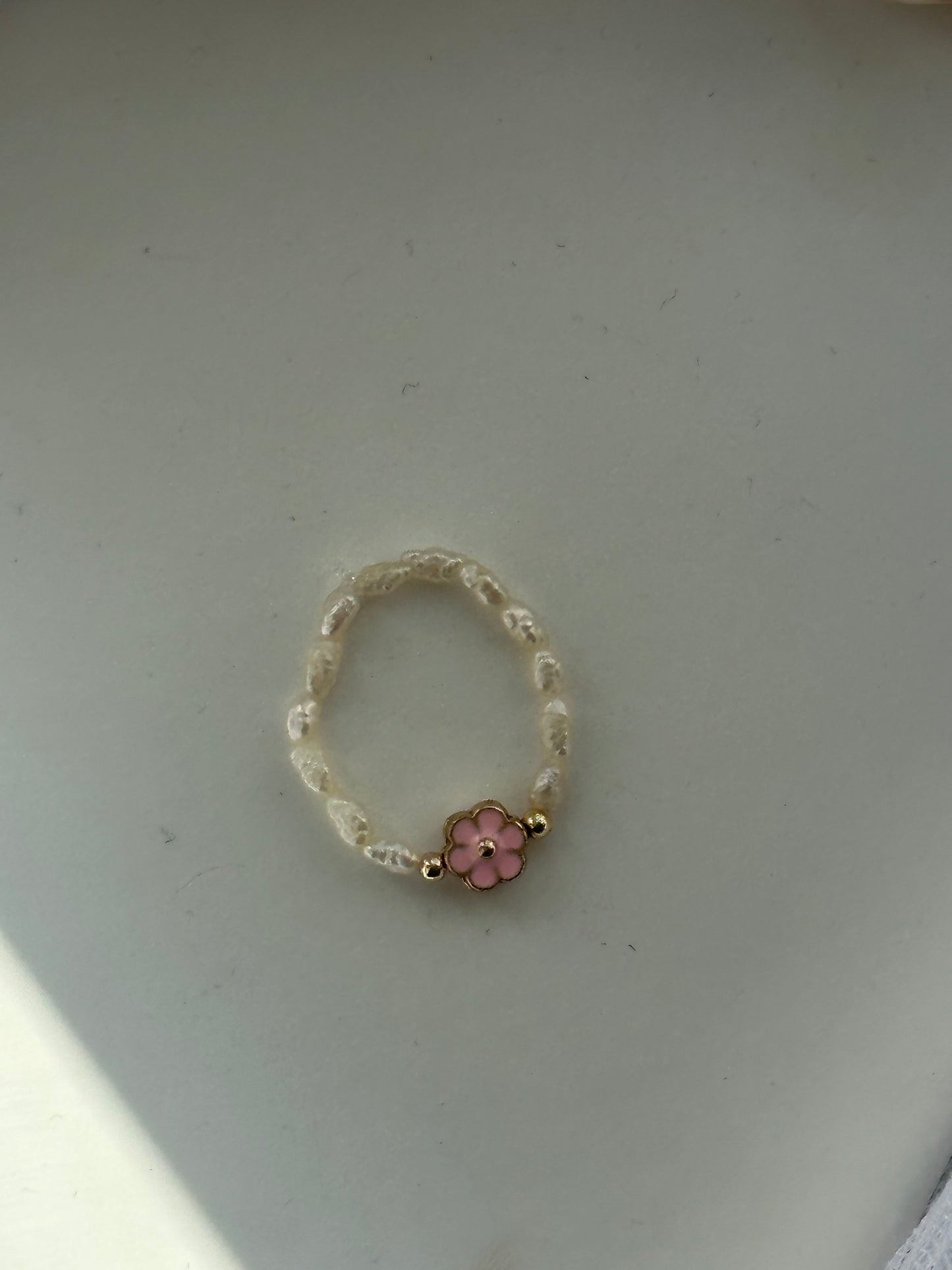 Perlenring mit Süßwasserperlen und goldenen Details + Blumen Anhänger - 10865