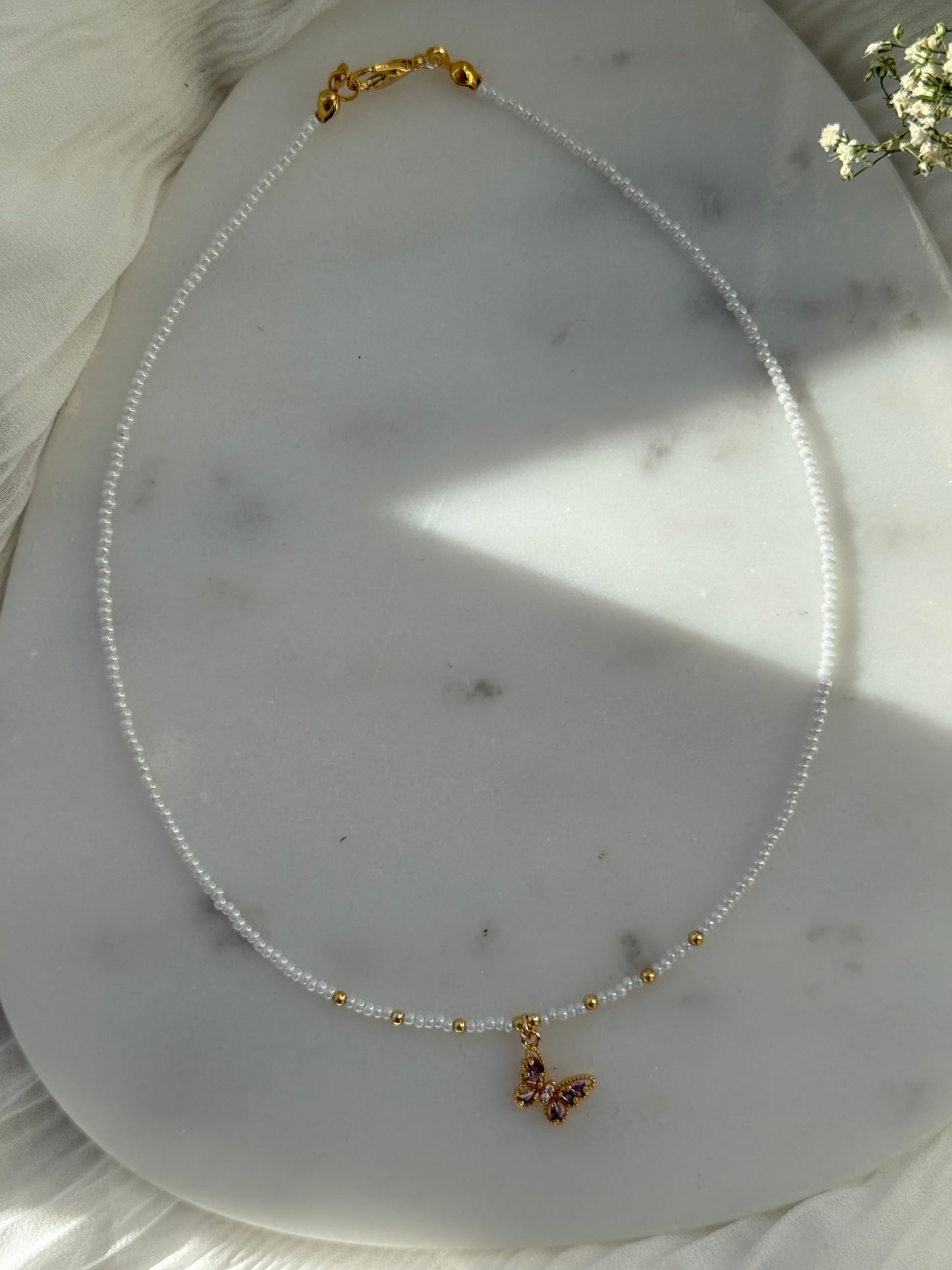 Perlenkette mit Weißen Perlen, Goldenen Perlen + Schmetterling Anhänger - 2154