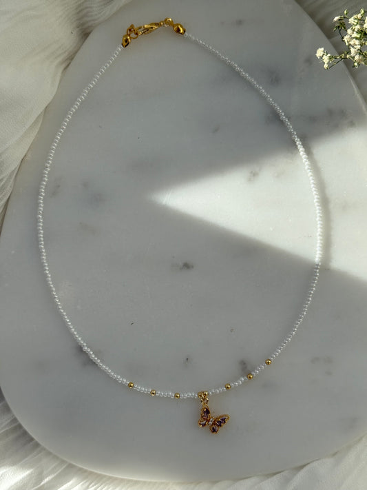 Perlenkette mit Weißen Perlen, Goldenen Perlen + Schmetterling Anhänger - 2154