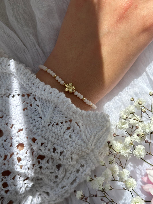 Perlenarmband mit Beigen Kristallperlen und goldenen Details + Blumen Anhänger - 10728