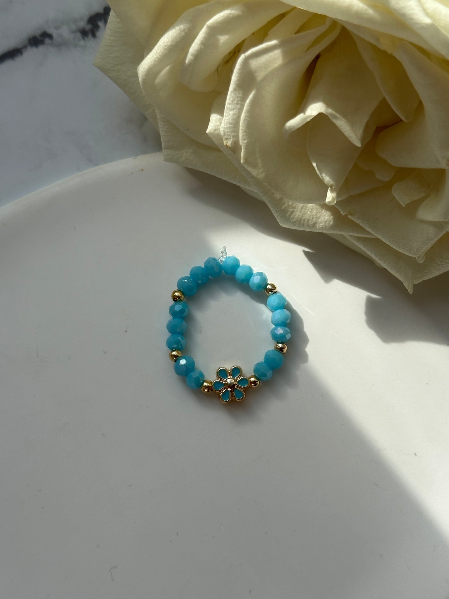Perlenring mit Blauen Kristallperlen und goldenen Details + Blumen Anhänger - 10912