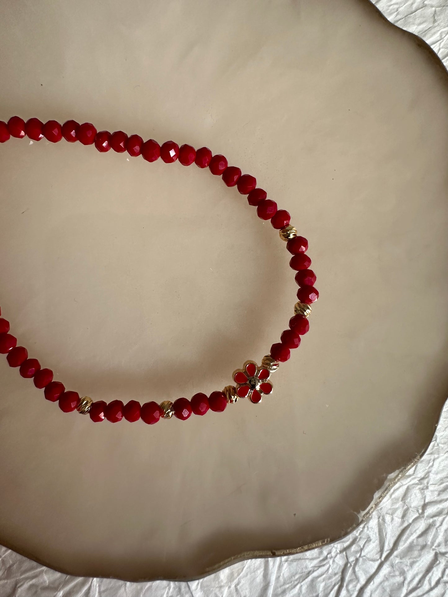 Perlenarmband mit Roten Kristallperlen und Blumen Anhänger - 10246