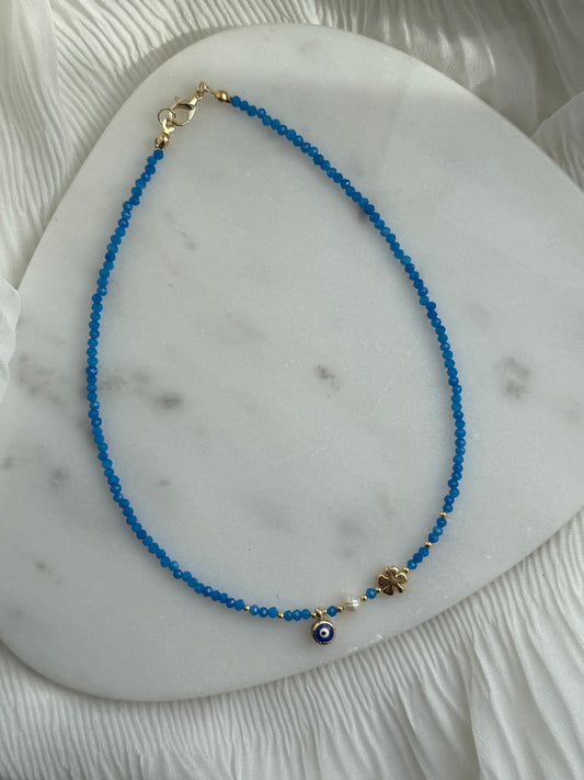 Perlenkette mit Blauen Kristallperlen, Goldenen Details + Nazar, Kleeblatt Anhänger - 111166