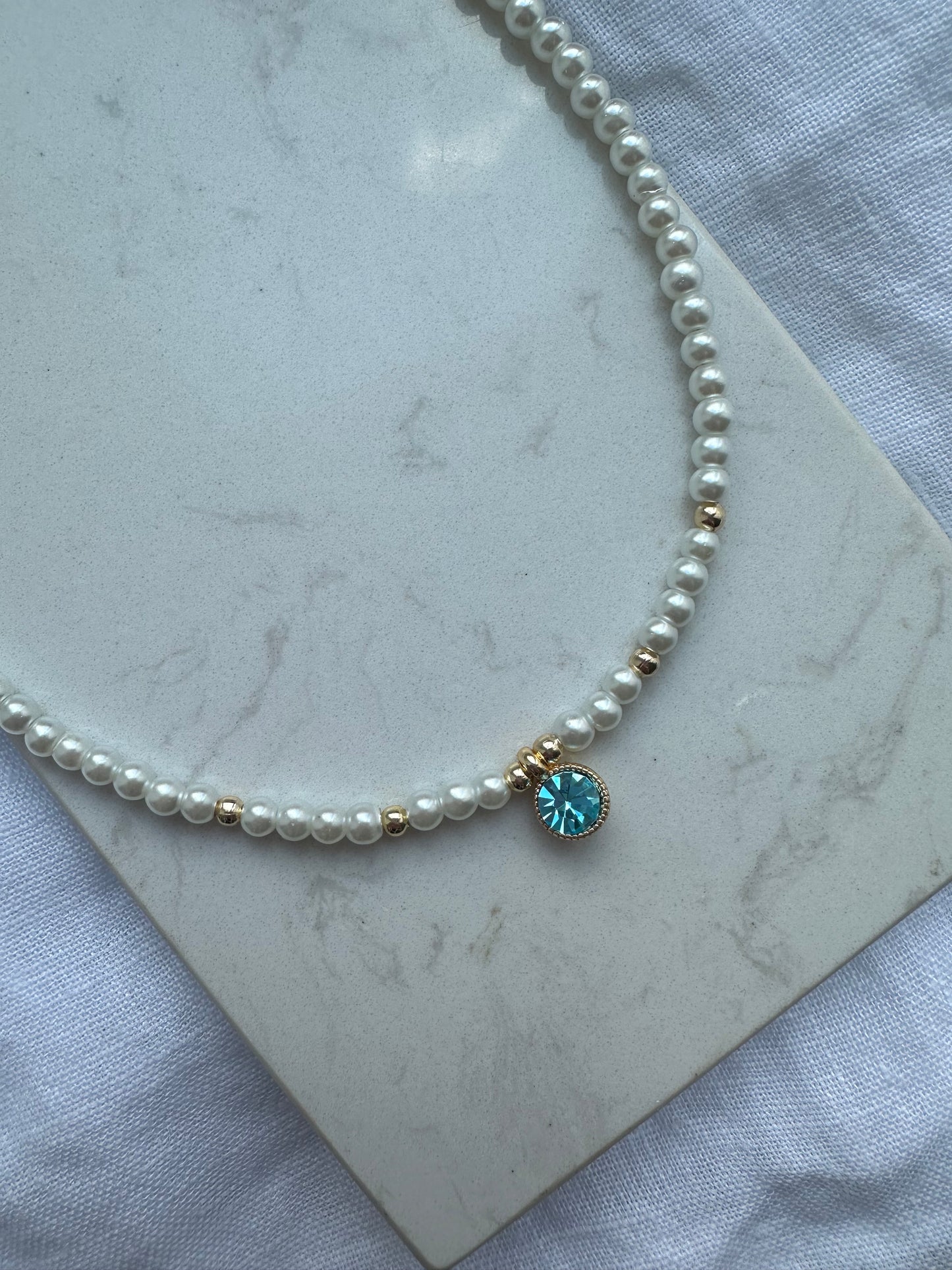 Perlenkette mit Weißen Perlen und Blauem Zirkonia Stein Anhänger - 10186