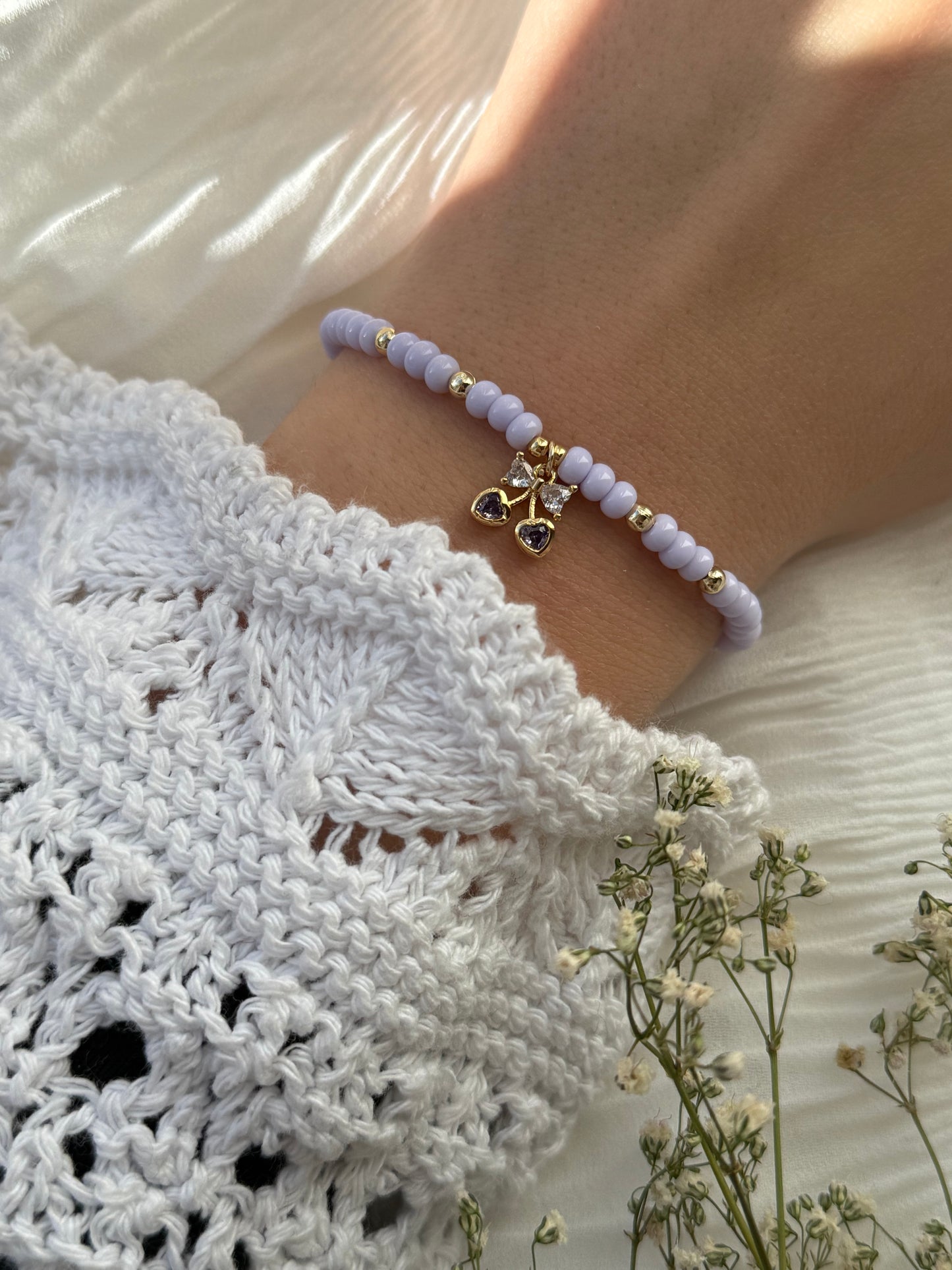 Perlenarmband mit Lila Perlen, Goldenen Perlen + Kirsch Anhänger - 2112